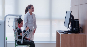 Cora: robôs suíços ajudam crianças com câncer a recuperar movimentos